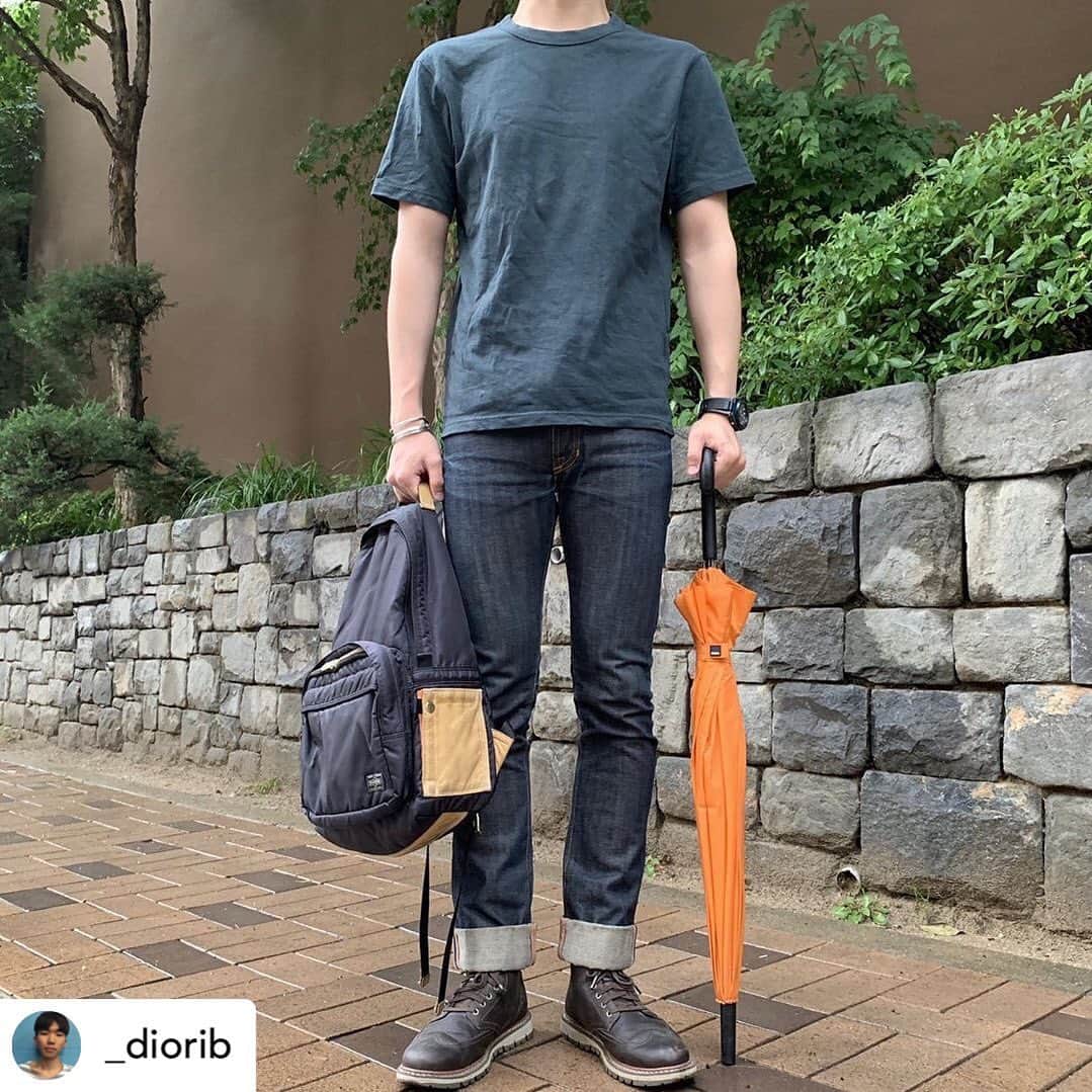 のインスタグラム：「Starting to see some nice wear in his #jeanshop jeans! #wellmade #wellworn #jeanshopnyc Posted @withrepost • @_diorib 190618 모닝콜 대신 6시반 천둥으로 깨고, 집 나오니 비 그치고 나이스 출근길😁 티셔츠는 바로 손다림질🙌🏻 오늘도 행복 화요팅 뽜이팅입니다😄🙇🏻🙏🏻 . . T-shirt @uniqlokr  Jeans @jeanshop  Shoes @timberlandkorea  Bag @timberland X @yoshidakaban.official  Acc @armojewelry @gshock_kr Umbrella @totes.us」
