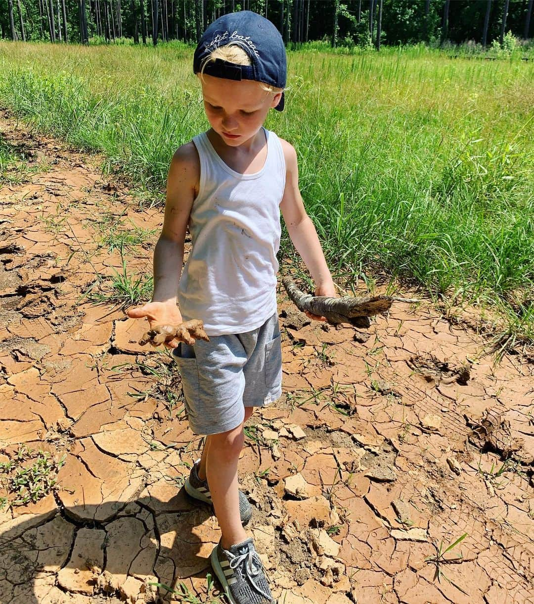 ジェームズ・ヴァン・ダー・ビークさんのインスタグラム写真 - (ジェームズ・ヴァン・ダー・ビークInstagram)「Mud ✔️ stick ✔️dirty shoes ✔️ sense of wonder & adventure ✔️」6月18日 23時42分 - vanderjames