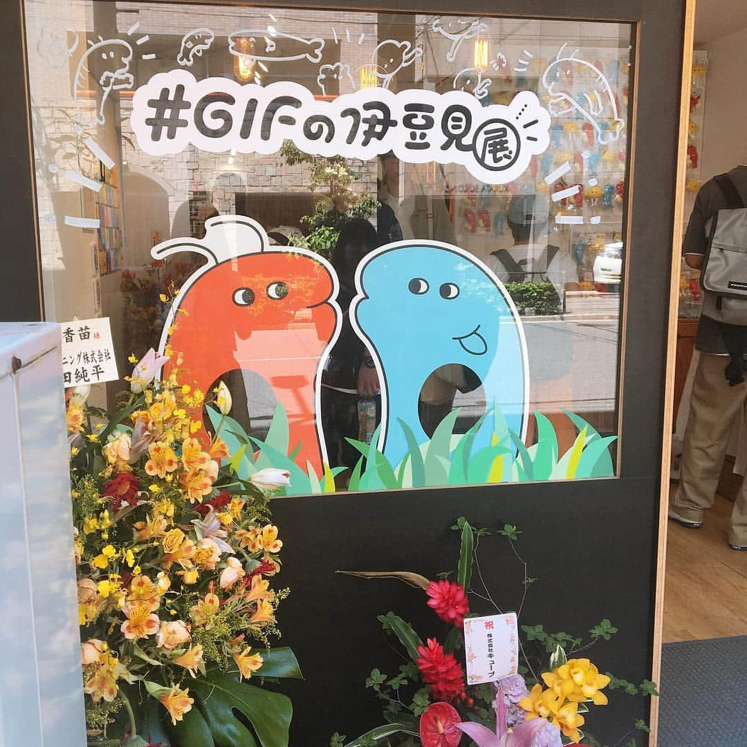 清都ありさのインスタグラム：「#GIFの伊豆見展 遊びに行ってきましたましたーーー！！ もうだいすきなえっびっ達を満喫できる最高の空間…！！ すこくあたたかくて、幸せな気持ちになりました！！ 似顔えっびっも描いていただけて幸せでした…！！ #えっびっ #さっかっなっ #れっもっんっ」