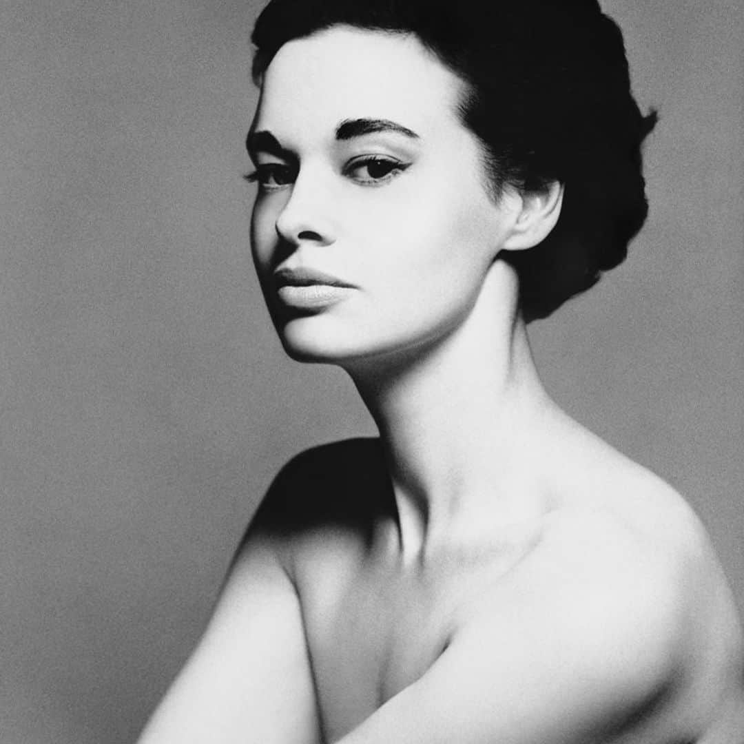 アンダーソン・クーパーのインスタグラム：「In the end, after all else is stripped away, there is only love. My mom believed in love more than anyone. It was her guide, her solace, it’s what drove her, and in her final moments, it is what surrounded her. “i love you, you know that,” she would say to me, and i did, i knew it from the moment i was born, and i will know it till the moment i die. It was her greatest gift to me.」