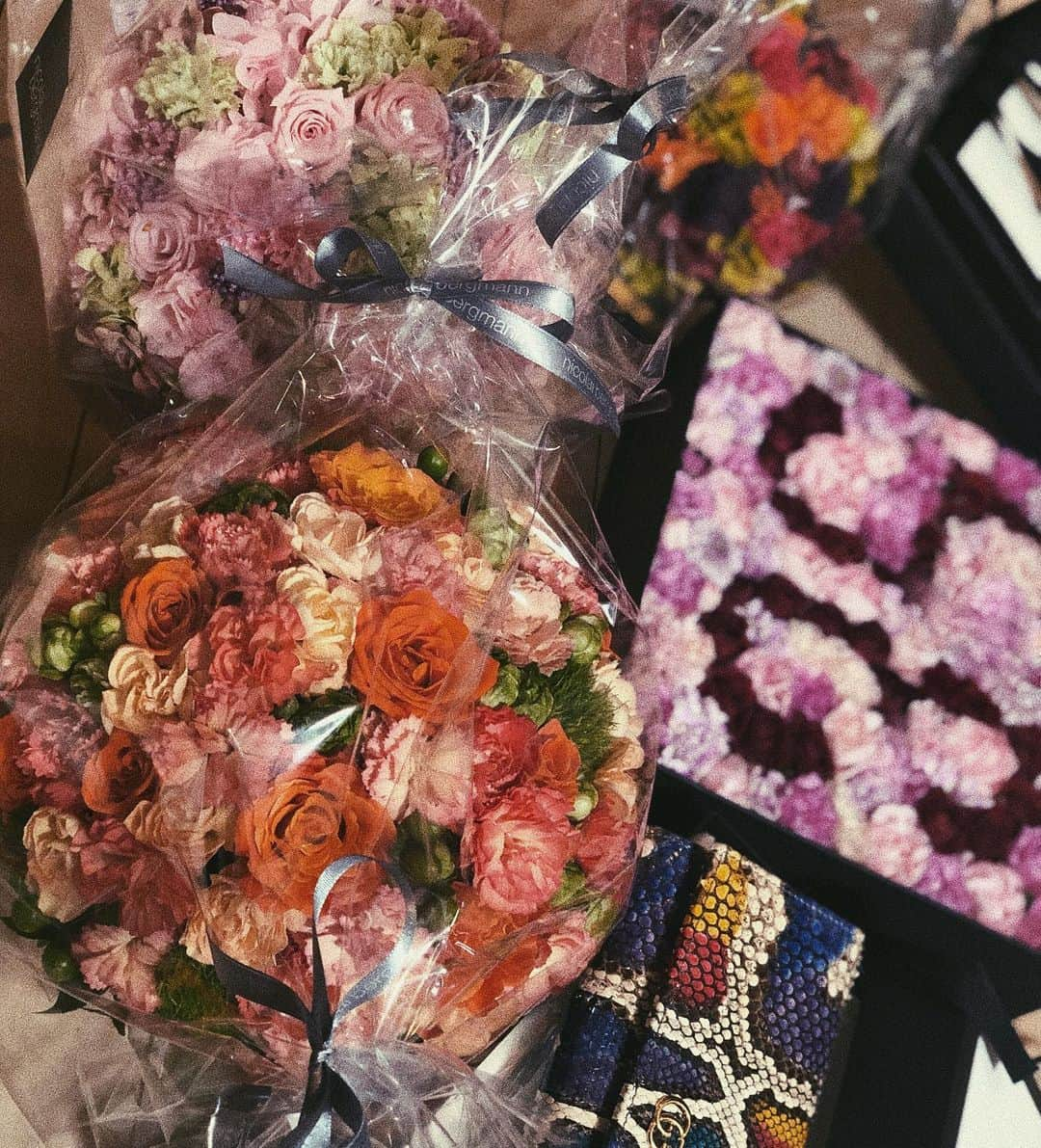 早川沙世さんのインスタグラム写真 - (早川沙世Instagram)「誕生日に @gucci のお財布♡ パイソン柄も好き♡ レインボーも大好き♡ 世界にひとつしか無い全て違う模様ってところもステキ♡ 実はさくりにゃも誕生日に貰ってて なにそれ可愛い〜♡って騒いでて 一目惚れしてたの♡お揃いも嬉し♡  そして大好きなお花ちゃん達♡ 自分だとシンプルなのが好きだから 派手なこのチョイスをしないからこそ presentって嬉しい♡  正直ね、 昔はキャバ時代にお花を沢山貰う度に 嬉しいは嬉しいけど でもこんなに貰っても困る… とか思ってたけど。 忙し過ぎて時間にも自分にも 余裕が無かったんだと思う… 大切なモノを見落としてた頃。  今はお花は高貴なモノで 可愛らしくて美しくて 色んな意味を持つ ステキな贈り物…♡ うちの王子くんは幼き頃から お花が大好きで 色んなお花に詳しいの♡  綺麗なモノを綺麗と言える 心。キモチ。  変わらず 育んでいきたいですね♡  #present #お財布 #パイソン #rainbow #お花 #Flower #可愛いが止まらない #幸せ #thankyou #❤️」6月18日 23時55分 - sayo_hayakawa