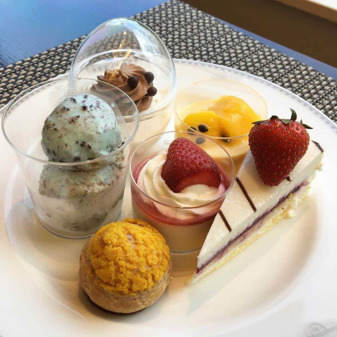 InterContinental Tokyo Bayさんのインスタグラム写真 - (InterContinental Tokyo BayInstagram)「🍮 シェフズ ライブ キッチンでは、15:00〜16:45にてデザートブッフェを提供中です🍰🍧 . マンゴープリン、マンゴースープ、マンゴータルト、チーズパイナップルムースなどのトロピカルフルーツを使ったスイーツや、チョコミントアイスなどをラインナップ🍦 . インスタジェニックなピンク色のバンズのフルーツサンドも🍓 . 軽食もカレー、スープ、サラダなども揃えております🥗🍛 遅めのランチにもおすすめです✨  #intercontinental  #ホテルインターコンチネンタル東京ベイ #インターコンチネンタル東京ベイ #Intercontinentaltokyobay #シェフズライブキッチン#chefslivekitchen #ホテルビュッフェ#食べ放題  #スイーツビュッフェ #スイーツ好き #スイーツ巡り  #デザートビュッフェ #インスタ映え #ビュッフェ  #バイキング #ライブ感  #スイーツ #フルーツサンド  #マンゴー #マンゴープリン #マンゴータルト  #チョコミント #チョコミントアイス」6月18日 23時47分 - intercontitokyobay