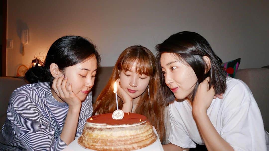 ガユンのインスタグラム：「벌써 10년,  믿기지 않는다.  앞으로도 지금처럼, 그리고 또, 기대가 된다.  고맙고,미안하고, 뭔가 딱 한 문장으로 말하기 어려워서, 뒤죽박죽.  스케줄 때문에 함께 하지 못한, 다음에는 함께 하자.  또 세명👩‍👧‍👧 몇일 전에도 봤는데, 또 보네 그만보자😆😭🤘 - 10주년 축하해 멤버들❤️」