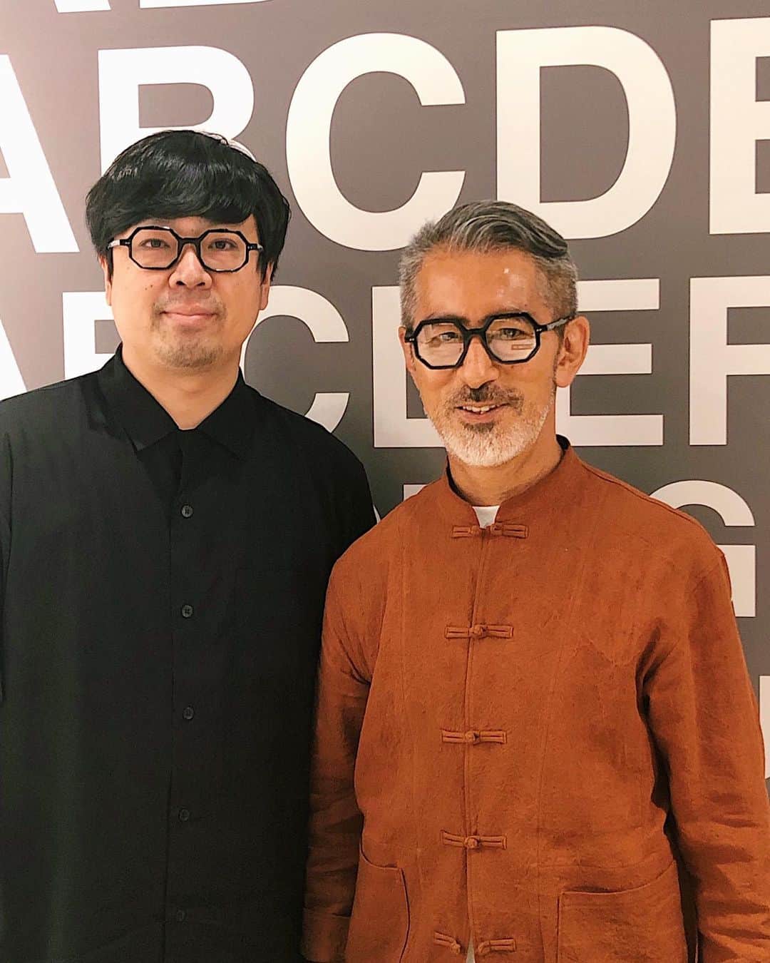 のインスタグラム：「春の展示会に伺えていなかったMASAHIRO MARUYAMA の丸山さんのオフィスに行ってきました。気になる新作のオーダーをお願いしてきました。入荷しましたら、こちらでもご紹介させていただきますので、どうぞお楽しみに！ #eyewear #brand @masahiromaruyama_japan  @masahiromaruyama  #newcollection #japanesebrand  #store @globespecs_official  #tetsuyaokada  #wholesale #ahlem #anneetvalentineyewear  #gernotlindner #globespecs  #lescalunetier  #lunor #laloop #dianetaylor  #robertmarcnyc」