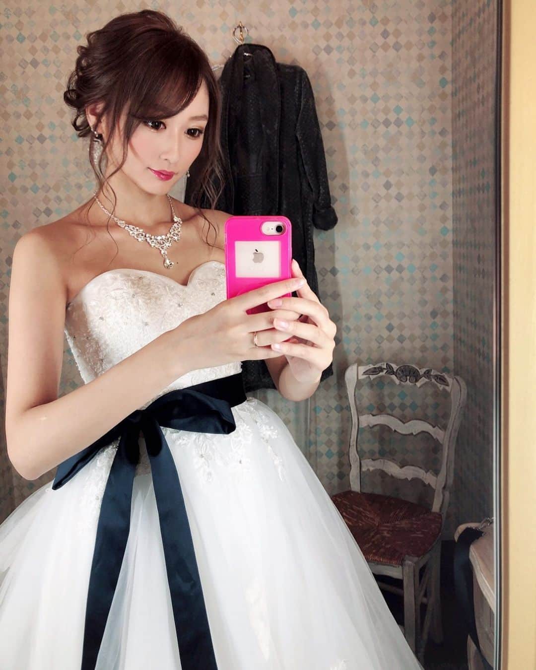 のインスタグラム：「前撮りしてきた✨💓 . ヘアメイクは  @chiiianmaro 💓 早い時間からありがとう☺️✨ いつも好みをわかってくれて素早くてありがたい☺︎ 結婚式当日もちーちゃんにヘアメイクお願いするの🥰 .  ハナユメさんの前撮り、 その日あいてるドレス種類全然ないって言われてて選べないと思ってたら実際行ったら沢山あって 選べたから良かった〜💕🥺 . 結婚式では違うの着る👗☺️ . 旦那さん超めんどくさがり屋なのに ３時間くらい撮影付き合ってくれた😢💕 ありがたし☺︎♡ .  あとさっきDMくれた方✉︎ 間違えて消しちゃったから返事できなくてごめんなさい😭 .  #wd#プレ花嫁#前撮り#タキシード#👰 #結婚式前撮り#ウェディングドレス#花嫁#ゼクシィ2019 #撮影#東京駅#丸の内#夜景#2019冬婚 #ハートカット #ヘアアレンジ#ティアラ#white#ハナユメ #プリンセスライン#ヘアアレンジ#メイク#gn #wedingideas #weding#みんなのウェディング #とびきりの花嫁ヘア」