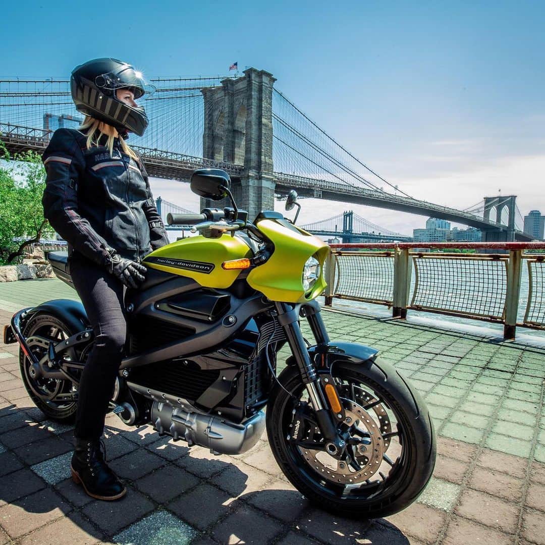Harley-Davidsonさんのインスタグラム写真 - (Harley-DavidsonInstagram)「#LiveWire can go 0-60 mph in 3 seconds. How fast can YOU go 0-60 mph? Try out the LiveWire #Motorcycle Challenge for your chance to win instant prizes or a trip to a #HarleyDavidson event in 2020. Play now ➡️ http://bit.ly/LiveWireChallenge⚡  #USOnly」6月19日 0時00分 - harleydavidson
