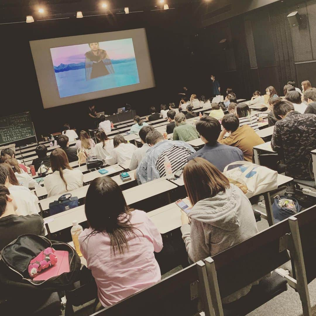 梅宮アンナさんのインスタグラム写真 - (梅宮アンナInstagram)「日本大学芸術学部へ  学生の皆様ありがとうございました😊  講師 @yuyamareiko さんのクラスへ  ゲストとして呼んで頂きまして。  セレブとはなにか？  二極化する所得階層に現れる、  sns時代のニューリッチの思考形態や、センス思考など。。 参考資料のひとつとして、映画、クレージーリッチを事前に観まして。  いい映画でした！  素晴らしい映画です。  勉強になるので、是非！！ #セレブレティ #頭使って働いてお金を稼ぐ#湯山玲子さん #ジャーナリズム論#大学生」6月19日 0時00分 - annaumemiya