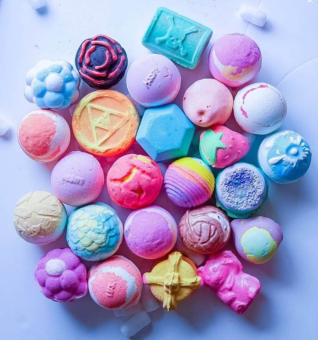 LUSH Cosmeticsさんのインスタグラム写真 - (LUSH CosmeticsInstagram)「When you clearly have a bath bomb obsession 😬 Which of these have you tried? See if you can spot your bath time faves! #WeTheBathers 💕🛁 / 📸: @thebathingbeaut﻿ *﻿ *﻿ *﻿ *﻿ *﻿ #lushie #lush #lushcosmetics #handmade #lushbathbomb #bath #lushaddict #bathballistic #lushltd #lushuk #vegan #lushlove #lushusa #lushaholic #bathtime #bathbombaddict #bbloggers #lushlover #bathbombs #lushlife﻿」6月19日 0時00分 - lushcosmetics