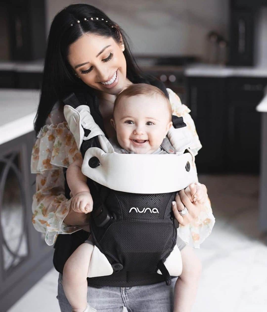 nunaさんのインスタグラム写真 - (nunaInstagram)「Look at that smile! 🥰 CUDL™ is designed with every little detail in mind, so keeping them close is easy, comfortable and secure.  PC: @hairgoddessofny *CUDL shown in Caviar https://www.nunababy.com/cudl  #Nuna #Nuna_US #NunaCUDL #NunaCarrier #CUDLwithme #babywearing #babycarrier #keepthemclose #carrythem #babywearinglove」6月19日 0時00分 - nuna_usa