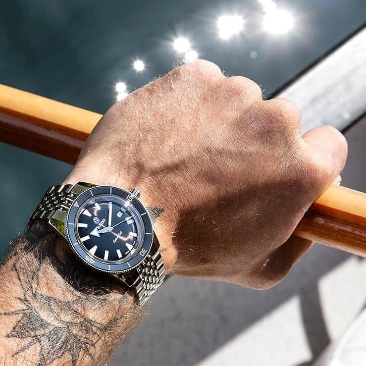 のインスタグラム：「42 mm case, automatic movement with extended power reserve, black high-tech ceramic bezel, black dial, authentic vintage Rado style. The Captain Cook is guaranteed to make waves. Find out more at the link in the bio. #MasterOfMaterials #CaptainCook #HighTechCeramic #CeramicWatch #ModernExplorer #VintageStyle」