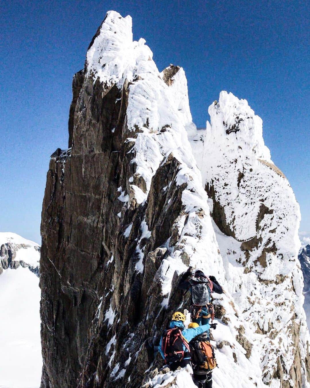 ミレーさんのインスタグラム写真 - (ミレーInstagram)「Speechless in front of Entrèves needles beauty 📷 @symon9v  #MilletRiseUp #mountaineering #mountain #mountains #climbing #mixedclimbing #alpinism #alpinisme #alpinismo」6月19日 0時10分 - millet_mountain
