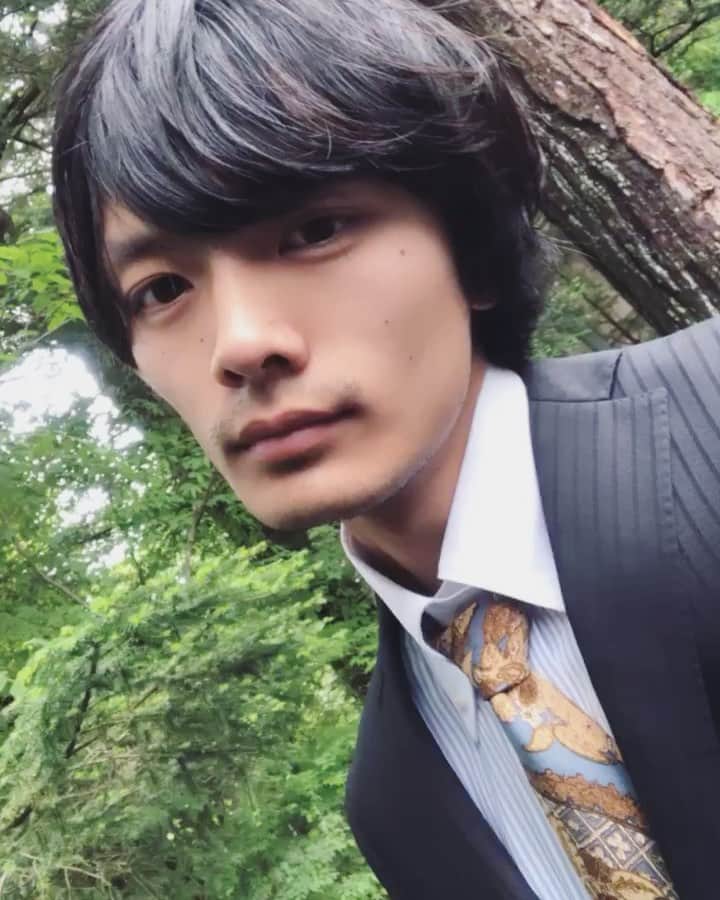 のインスタグラム：「なんか仕事お客さん的に？ わりとスーツ崩して平気だから 結婚式で久々にちゃんと背広っぽいの着用したなあ ネクタイ以外。」