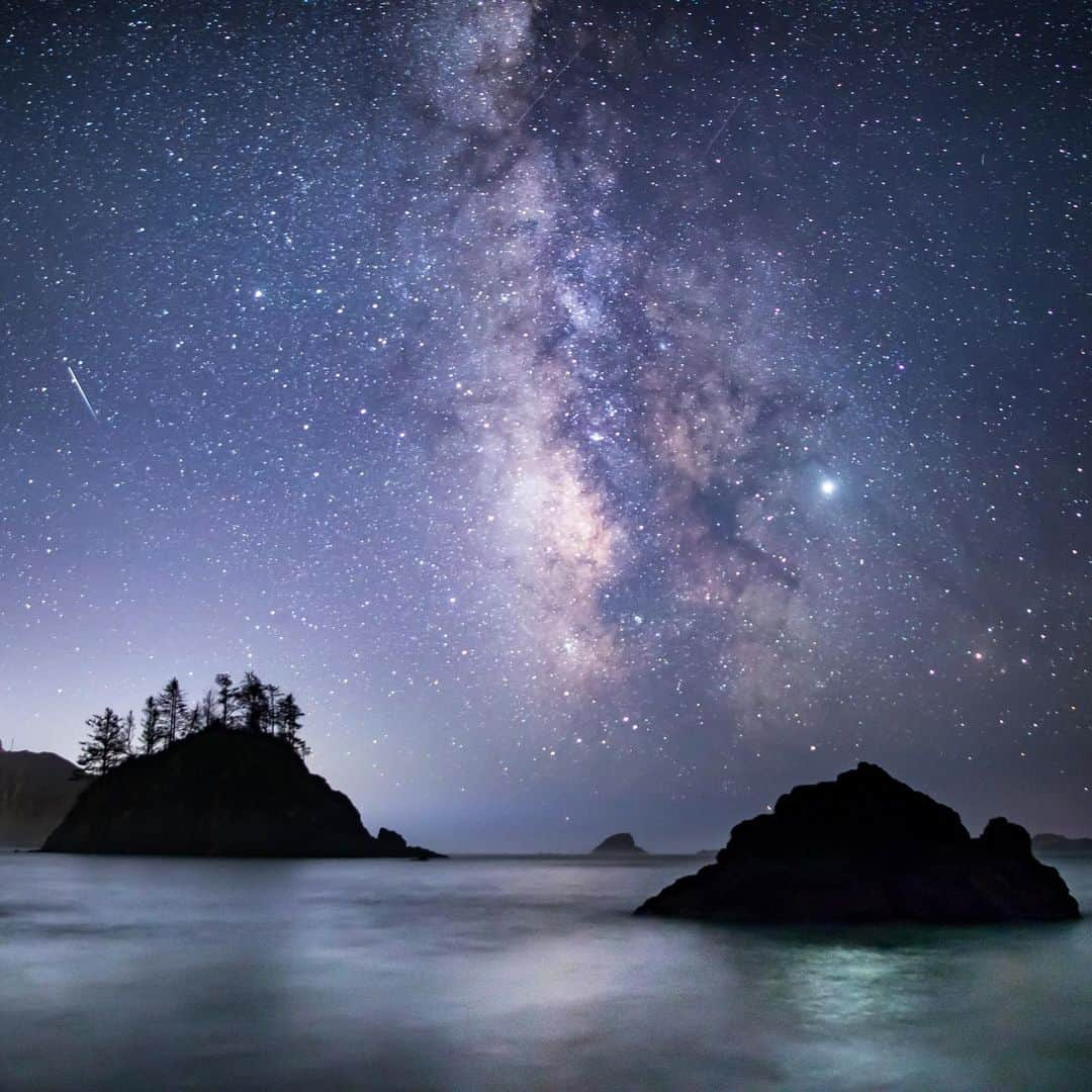 アメリカ内務省さんのインスタグラム写真 - (アメリカ内務省Instagram)「Photographer Bob Wick captures a meteorite swooping high above the treetops on a clear and moonless night at the #California Coastal National Monument. Here, the rocks and islets at Trinidad offer an essential place for tens of thousands of nesting seabirds. The trees that make up the silhouette of Pewetole island are Sitka spruce-- fir trees that are often found further north in Oregon and Alaska but are rare in California. Photograph by Bob Wick, Bureau of Land Management (@mypubliclands). #usinterior #astrophotography」6月19日 0時21分 - usinterior