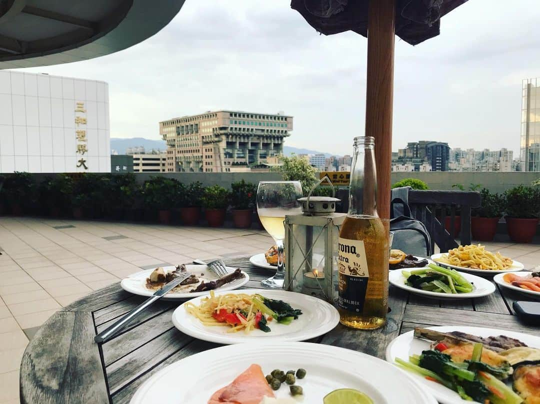 真野みづほのインスタグラム：「台湾に来てます😊🇹🇭 質の良い情報と時間を✨ 素晴らしい方々と😌✨ どんな環境で どんな人たちと どのような時間を過ごすかは とても大事だと、 常々思う😌✨ ほんとに貴重な有り難い時間💖  #台湾 #招待  #感謝  #運と縁とタイミング  #情報は宝 #環境は大事」