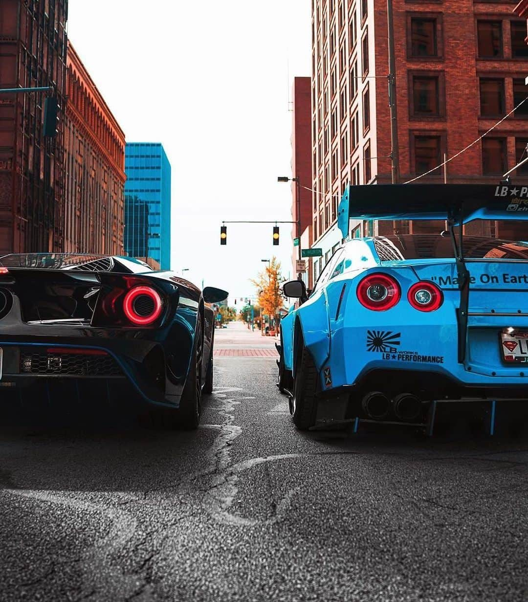 CARLiFESTYLEさんのインスタグラム写真 - (CARLiFESTYLEInstagram)「Ford GT or Nissan GTR? 😅 Photo by @zhuohao_photo #carlifestyle @bluefordgt @zhuohao_liu」6月19日 0時20分 - carlifestyle