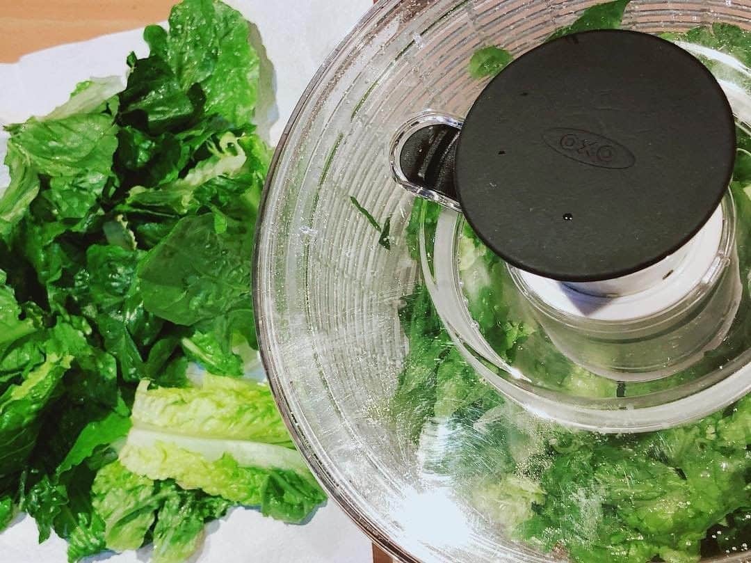 OXOさんのインスタグラム写真 - (OXOInstagram)「The ultimate summer salad = quick-to-dry greens +  ________. Fill in with your favorite emojis below! (📷: @dulceliciuex) (Link in bio for how we helped make it #OXOBetter)」6月19日 0時15分 - oxo