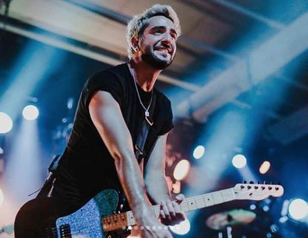 Alternative Pressさんのインスタグラム写真 - (Alternative PressInstagram)「We’re wishing nothing but Good Times to @jackbarakat of @alltimelow on his 31st birthday! Aside from lead guitar duties for one of the most iconic pop-punk acts of all time, Jack has been a staple in the community since the band’s breakout, and one of the greatest APMA co-hosts of all time. Have a good one Jack, Happy Birthday! 😉⠀ 📷: @ashleyosborn⠀ .⠀ .⠀ .⠀ #jackbarakat #alltimelow #poppunk #poppunkmusic #altpress #alternativepress ⠀」6月19日 0時17分 - altpress