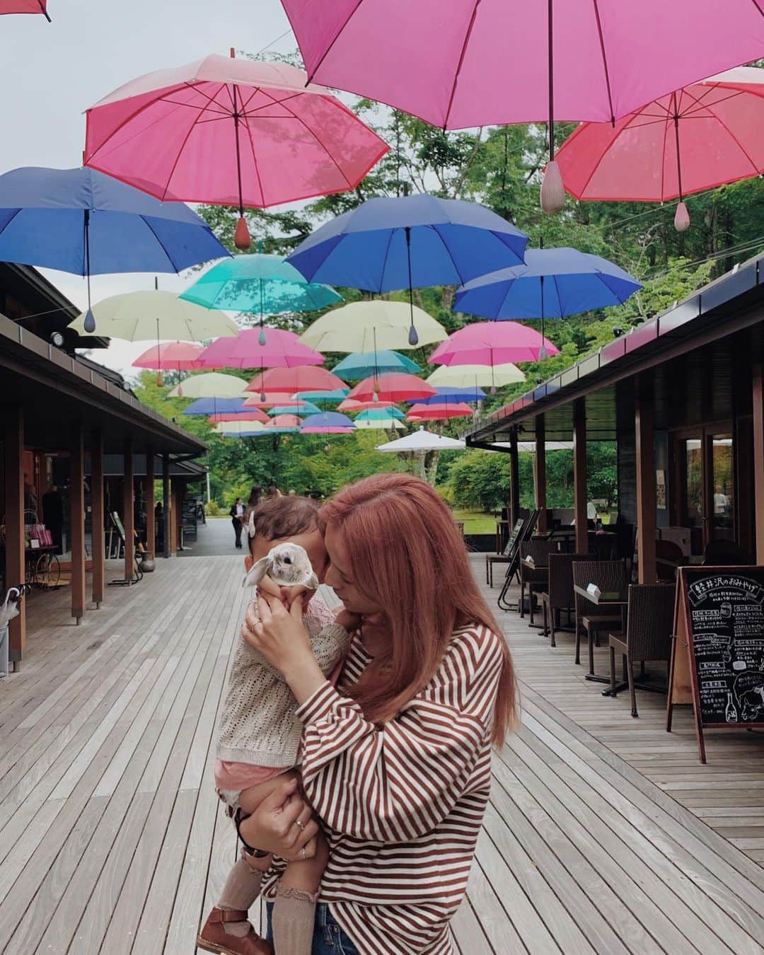 目見田早弥子のインスタグラム：「| ☂️ #ハルニレテラス にて #アンブレラスカイ も見れました🎈 たくさんのアジサイもあったり あいにくのお天気でも季節を楽しめる景観で 行ってよかったなあ🌟 木のおもちゃをたくさん扱っている#我蘭憧 で @ostheimerwoodentoys を たくさんgetしたのでまたupします⚐  ちなみにこの写真、 ホーム画面にしました🌼 変更前の写真は金沢旅行の時の 娘とのツーショットでした。 ロック画面は、生まれて3時間ほどの娘。 どんなに可愛い写真が撮れても どうしても変えられないんですよね〜👶🏻 わかって下さる方、きっといるはず🌿」