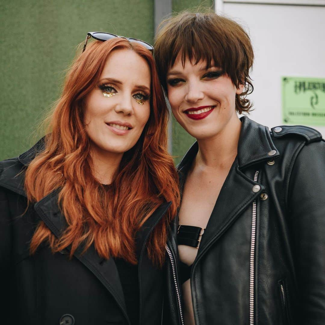 ジー・ヘイルさんのインスタグラム写真 - (ジー・ヘイルInstagram)「It was so amazing to hook up with friends over @downloadfest ... what a family reunion! @epicaofficial @thehuofficial @lovebites_jp @stonetemplepilotsofficial_  photos by @judyhwon」6月19日 0時30分 - officiallzzyhale