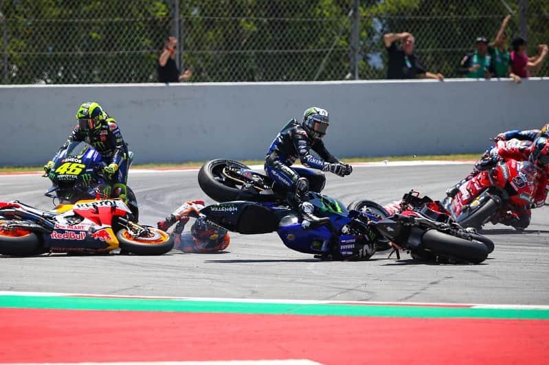 MotoGPさんのインスタグラム写真 - (MotoGPInstagram)「The dramatic #CatalanGP crash in pictures! 💢 // Swipe left! ⬅️ #MotoGP70 #JL99 #AD04 #MV12 #VR46 #Motorsport #Motorcycle #Racing #MotoGP」6月19日 0時22分 - motogp