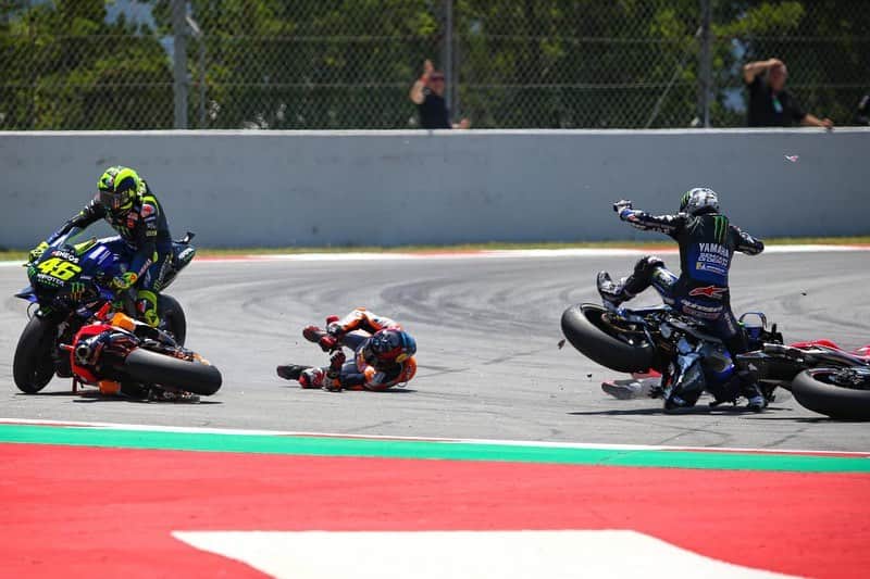 MotoGPさんのインスタグラム写真 - (MotoGPInstagram)「The dramatic #CatalanGP crash in pictures! 💢 // Swipe left! ⬅️ #MotoGP70 #JL99 #AD04 #MV12 #VR46 #Motorsport #Motorcycle #Racing #MotoGP」6月19日 0時22分 - motogp
