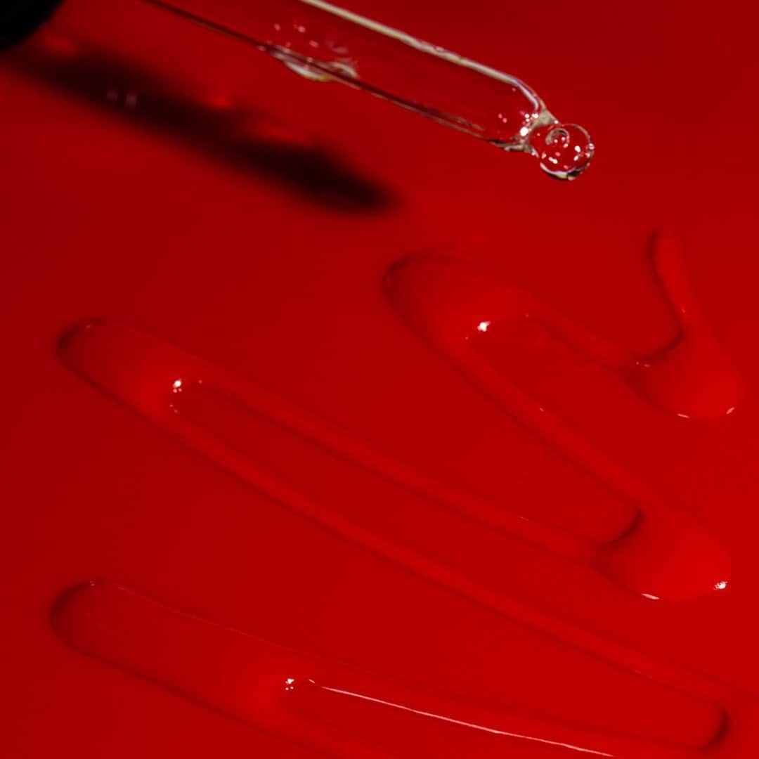 Smashboxのインスタグラム：「Photo Finish Primer Oil. Keeps your makeup looking dewy and fresh for hours. Also, looks really cool on a red background. #CrueltyFree」