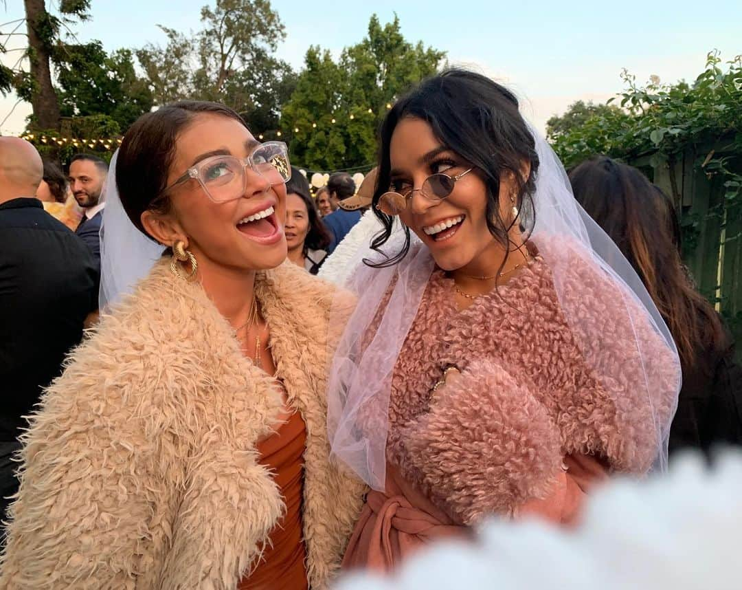 サラ・ハイランドさんのインスタグラム写真 - (サラ・ハイランドInstagram)「Fuzzy coats and veils for the win ❤️👰🏻❤️」6月19日 0時39分 - sarahhyland