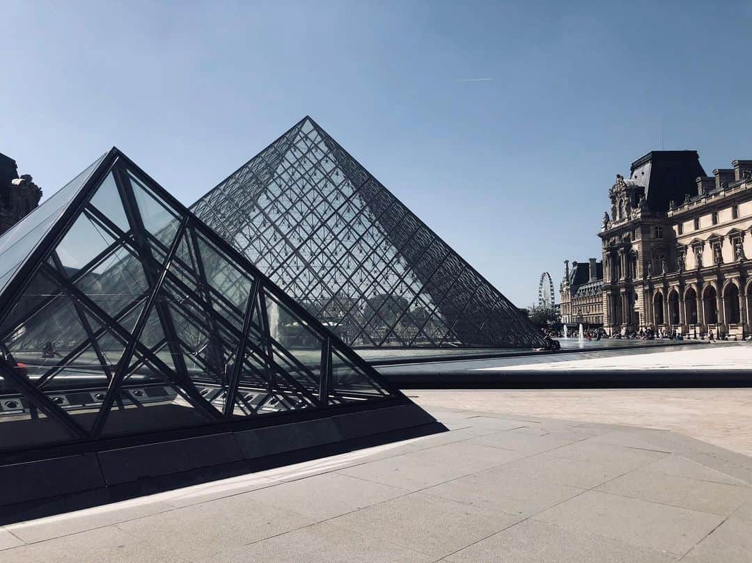 ヨハネス・ヒューブルさんのインスタグラム写真 - (ヨハネス・ヒューブルInstagram)「Oh hi Paris 👋🏼☀️ #architectureHeaven #pfw」6月19日 0時38分 - johanneshuebl
