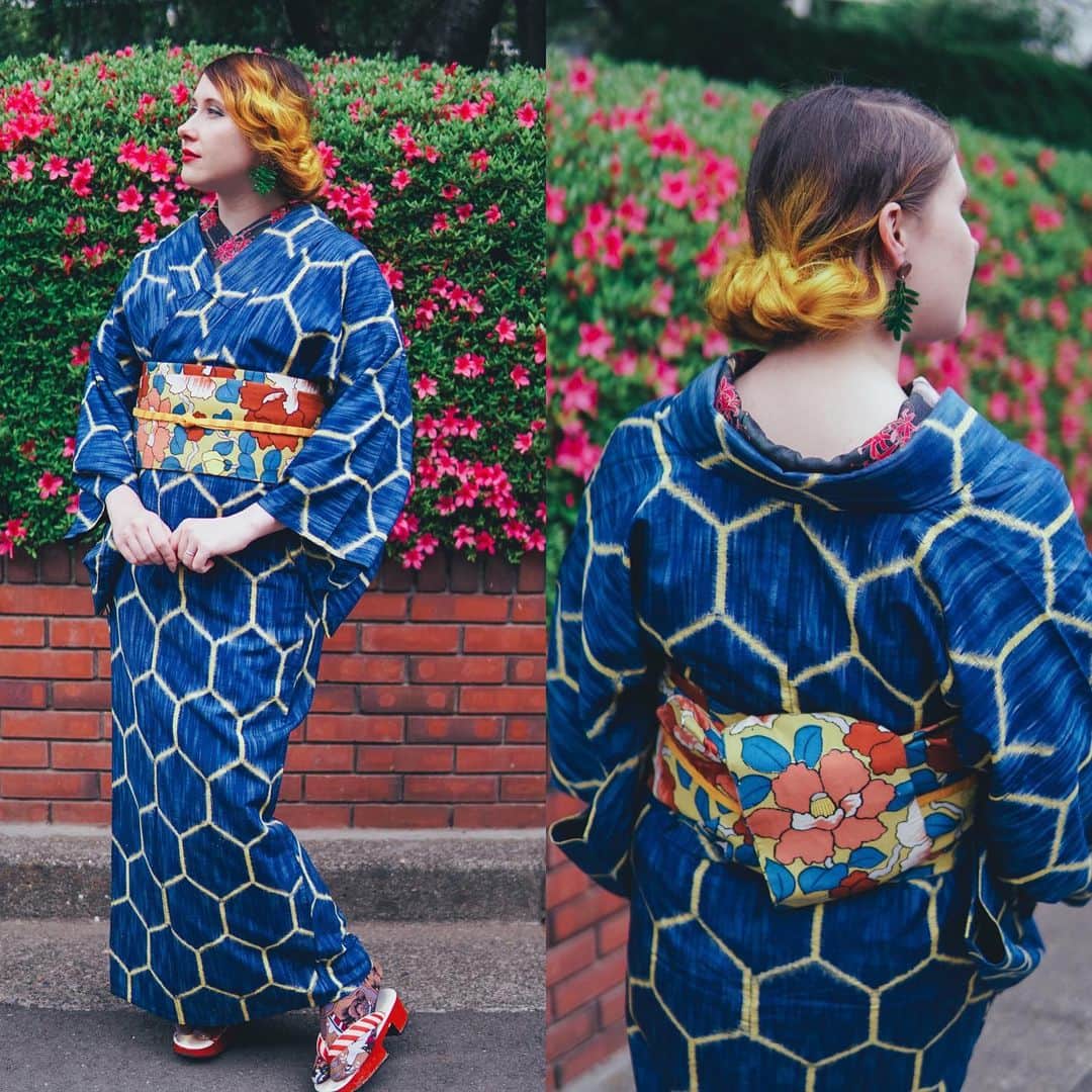 Anji SALZさんのインスタグラム写真 - (Anji SALZInstagram)「Outfit from the other day🍃 Vintage silk hitoe (unlined kimono) paired with an antique obi found at @modoribashi.kento.watanabe 🛍👘💕 Haneri: @threemagpiesstudio Tabi: @jotaro_saito_ginzasix Geta: @furifufurifu  I often get the question where I find my kimono items and as you see it’s literally everywhere. I just keep my eyes open - and after all - hunting for kimono items is my job 😆  どこで着物を買うのはよく聞かれるけど、本当にあちこちだよ。🙈💦 単衣は古着屋、アンティーク帯は京都での戻橋、半襟、足袋と下駄はブランド品。 中古の着物って出会いですよ。運とタイミングと場所などはうまく重なるといいものは手に入るw」6月19日 0時31分 - salztokyo