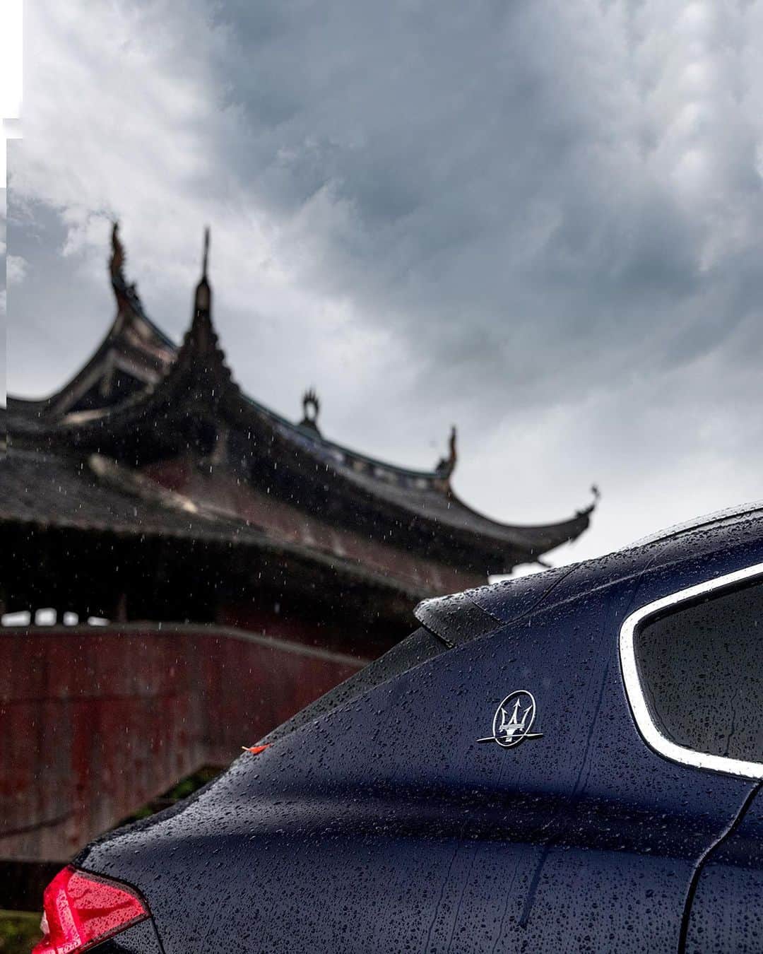マセラティさんのインスタグラム写真 - (マセラティInstagram)「As the #MaseratiChinaGrandTour continues, we want to show you the treasures of an ancient culture, carefully safeguarded between the mountains and the sea of China.  Keep following us. #MaseratiLevante #Maserati」6月19日 0時33分 - maserati