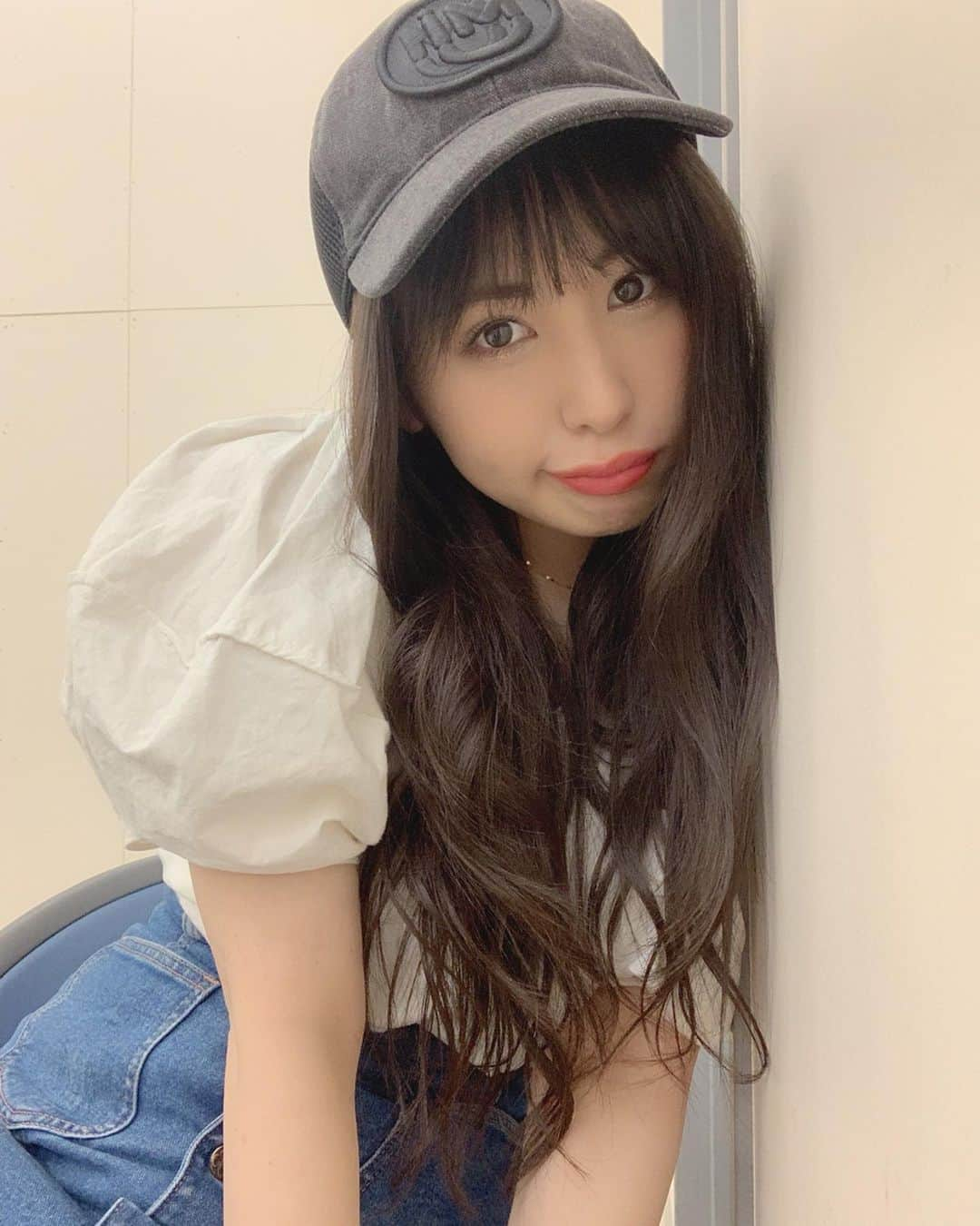 宮下舞花さんのインスタグラム写真 - (宮下舞花Instagram)「カジュアルday🧢🥰💕 . . 舞台出演時におめでとうと社長がプレゼントしてくれたキャップがポイント！ @miumiu . . メンバーとお揃い🥺 . . #カジュアル#帽子＃キャップ#ミュウミュウ#miumiu#tops#randeboo#skirt#verybrain #ベリーブレイン#舞花さんのコーデ」6月19日 0時35分 - maikamaimaika