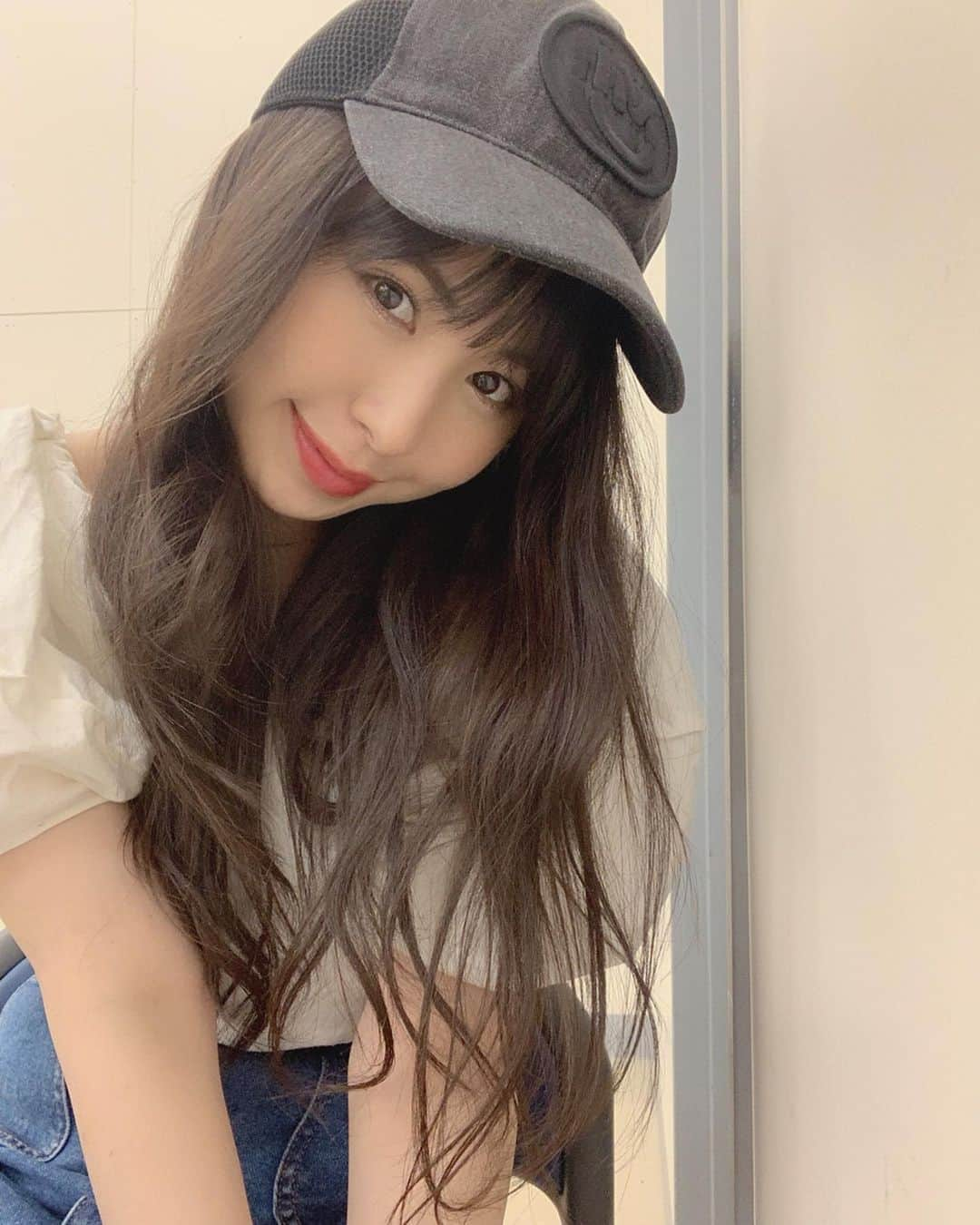 宮下舞花さんのインスタグラム写真 - (宮下舞花Instagram)「カジュアルday🧢🥰💕 . . 舞台出演時におめでとうと社長がプレゼントしてくれたキャップがポイント！ @miumiu . . メンバーとお揃い🥺 . . #カジュアル#帽子＃キャップ#ミュウミュウ#miumiu#tops#randeboo#skirt#verybrain #ベリーブレイン#舞花さんのコーデ」6月19日 0時35分 - maikamaimaika