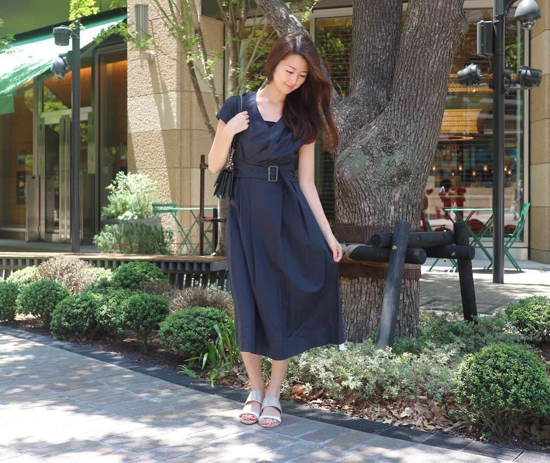 花田浩菜のインスタグラム：「また一気に暑い日々！☀️ この日はこれからのむしむしな時期にもぴったりなSTUDIOSのワンピース👗 . . このワンピースには#植物由来 のテンセル™繊維 @tencel_japan が使われているのですが、 肌触りもナチュラルで心地よい着心地なんです😊 . 敏感肌の私ですが、生地素材の通気性をよくしてくれるテンセル™ 繊維が使われているからかチクチクもせずさらりと着れて😊 しかも水分を効率的に吸収し、細菌の繁殖も防いでくれるそうなので夏の時期には本当に最適！ . . テンセル™ 繊維の原料となる木々は計画的に植林され、殺虫剤や農薬なども一切使っていないそう。完全に生分解できる繊維として米国農務省の認可マークも取得しており、人にも環境にも優しい繊維なんです👏 ワンピースだけでなく様々な洋服や靴などにも使われているので少しずつでももっと目を向けていきたいなと思いました✨ . . https://www.tencel.com @tencel_japan . . #STUDIOS #OOTD #ママファッション #テンセル#TENCEL #FeelsSoRight #レンチング #TENCELMVIJ #植物由来の繊維 #fibersmadefromwood #botanicorigin #サスティナブル #サスティナブルファッション #環境にやさしい #environmentallyfriendly #エコファッション #ecofashion #greenfashion #自分らしくここちよく #Naturalcomfort #l4l #happy #happydays」