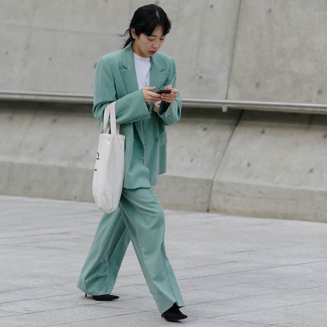 STREET STYLEのインスタグラム：「Photo by @iamalexfinch / @voguemagazine」