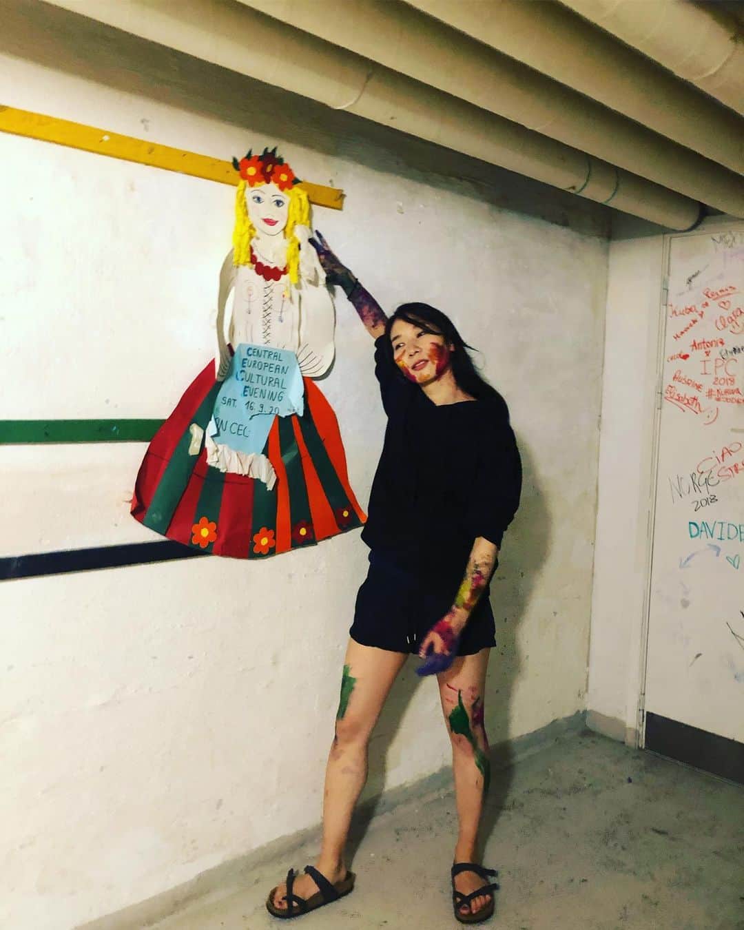 のインスタグラム：「お祝いありがとう。デンマーク時間でも28歳になりました。いま夜中ですが、絵の具まみれ合戦はじまり、人に追いかけられて本気で逃げたの久々でした。見ての通り、途中からは、全員でドロドロになり、ゾンビのように徘徊し、起きてそうな人の部屋を周り、これ見よがしに人々をドロドロにしていきました。ドロドロに、なったひとがまた人をドロドロにしていくというこれまたゾンビ感。これ最初の方なので後半もっとひどいことに。  とにかく最高に笑った。  どう寝付こう、、、😂 とにかく、28歳になっても、ますます落ち着かない私ですが、去年よりさらに歌が色んな場所にひびくように、更に磨いていこうと思います。  何卒何卒！  #mgwtkzw」