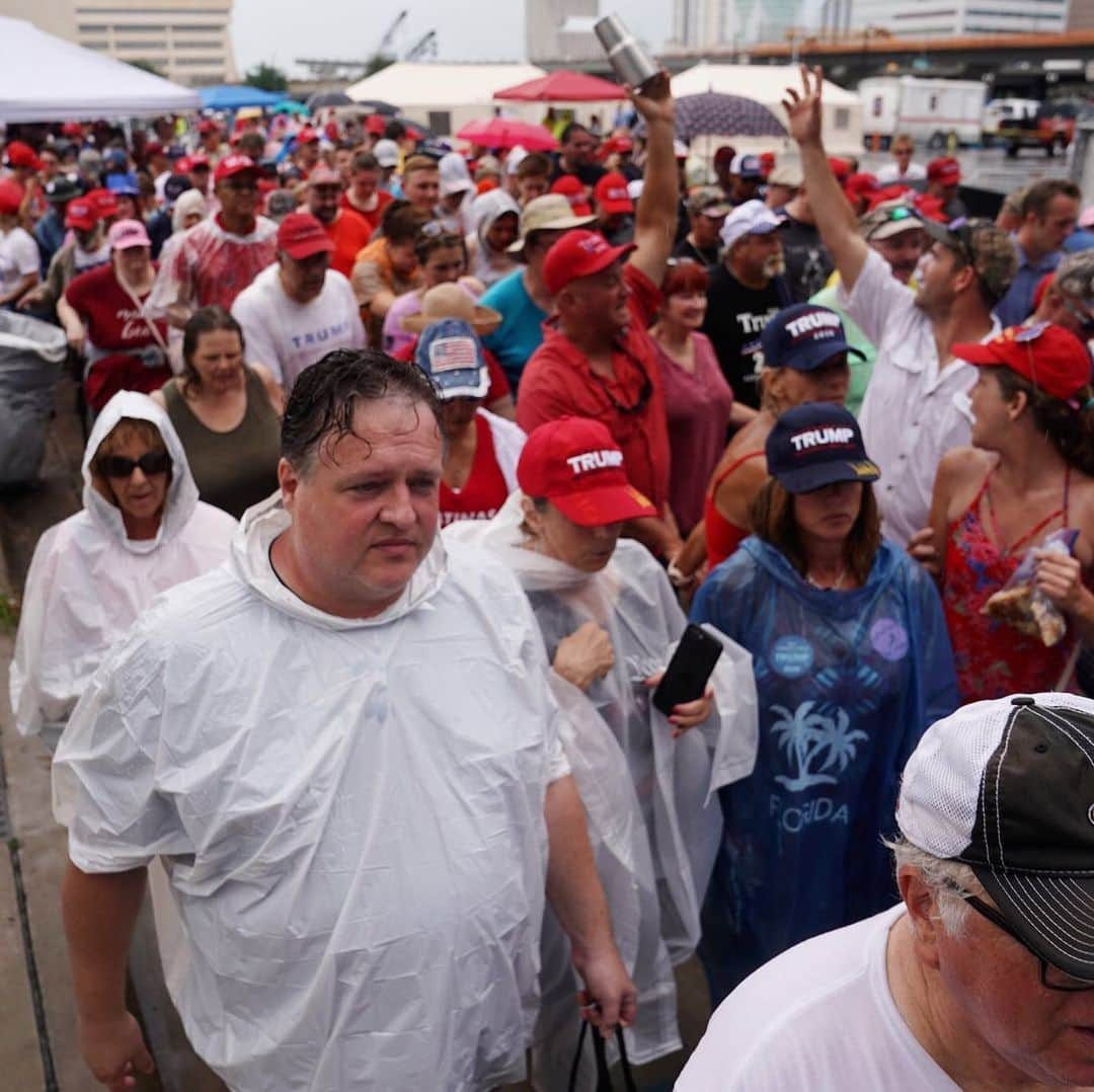 NBC Newsさんのインスタグラム写真 - (NBC NewsInstagram)「People enter a rally for President Trump at the Amway Center in Orlando, Florida, where the president is expected to launch his reelection bid. . 📷 @carloallegri / @reuters」6月19日 10時23分 - nbcnews