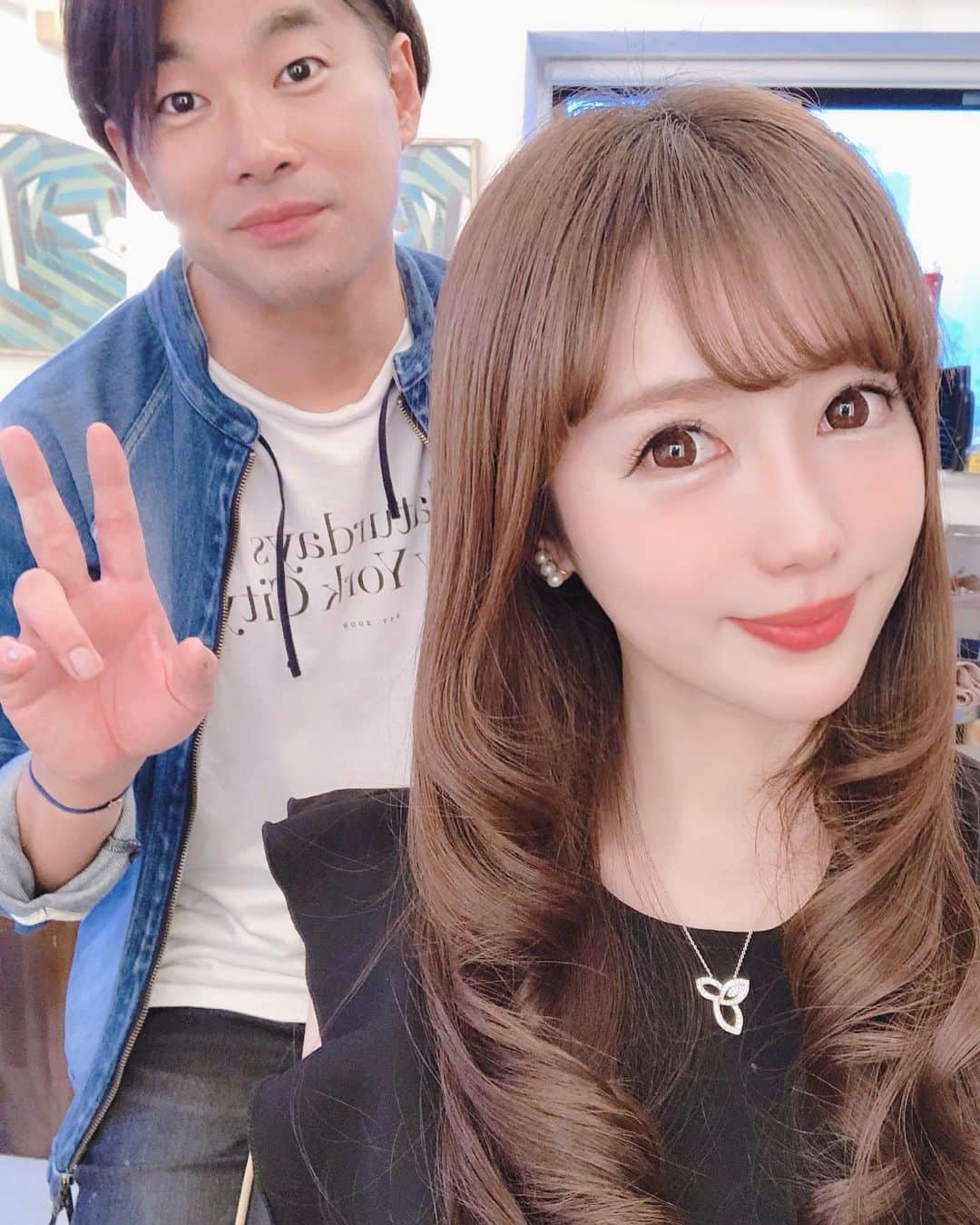 関有美子のインスタグラム：「✨✨✨✨✨ . . 大好きなミネコラ @minecolla 💕 @rrsalon_ へ💕 . . 恵比寿店リニューアルしていて とっても綺麗😊 トリートメントすると 本当にツヤツヤになるので 毎月通っています。 . .  ミネコラに出会ってから ホームケアもミネコラにしました😍 ホームケアもきちんと手間をかけてあげるとどんどん髪が綺麗になるから 美容はやめられない🙈 コテはヘアビューロンです💕 ちなみに ドライヤーもヘアビューザー💕 アウトバストリートメントは @enim2828 と @kerastase_official  です🤗 . . #ヘアケア#サロン#表参道#恵比寿#ミネコラ#水素トリートメント#サロン帰り#japan#japanesse#minecolla#hair」