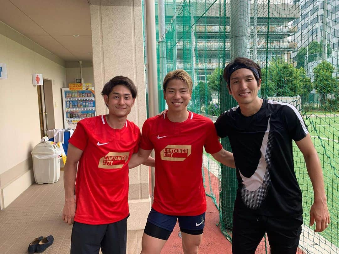 関根貴大のインスタグラム：「⚽️⚽️⚽️ .  6時半から2時間サッカー。笑 元気くんと久しぶりにサッカーしたな。 ジャガーくんとも久しぶりに会いました^_^  #サッカー小僧原口 #ジャガー浅野 #朝からフルコート #けど楽しかった」