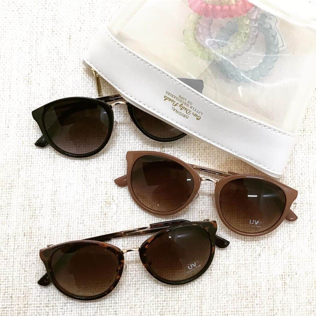 3COINS lN LUMINEさんのインスタグラム写真 - (3COINS lN LUMINEInstagram)「夏の必需品！  本日は人気のサングラスのご紹介です🕶✨ 今年流行のクリアフレーム等、種類豊富にご用意しております👍🏻 各種￥1000＋tax  #3coins  #スリーコインズ #スリコ #ルミネ大宮 #サングラス #夏 #必需品 #オシャレ」6月19日 10時40分 - 3coins.in.lumine