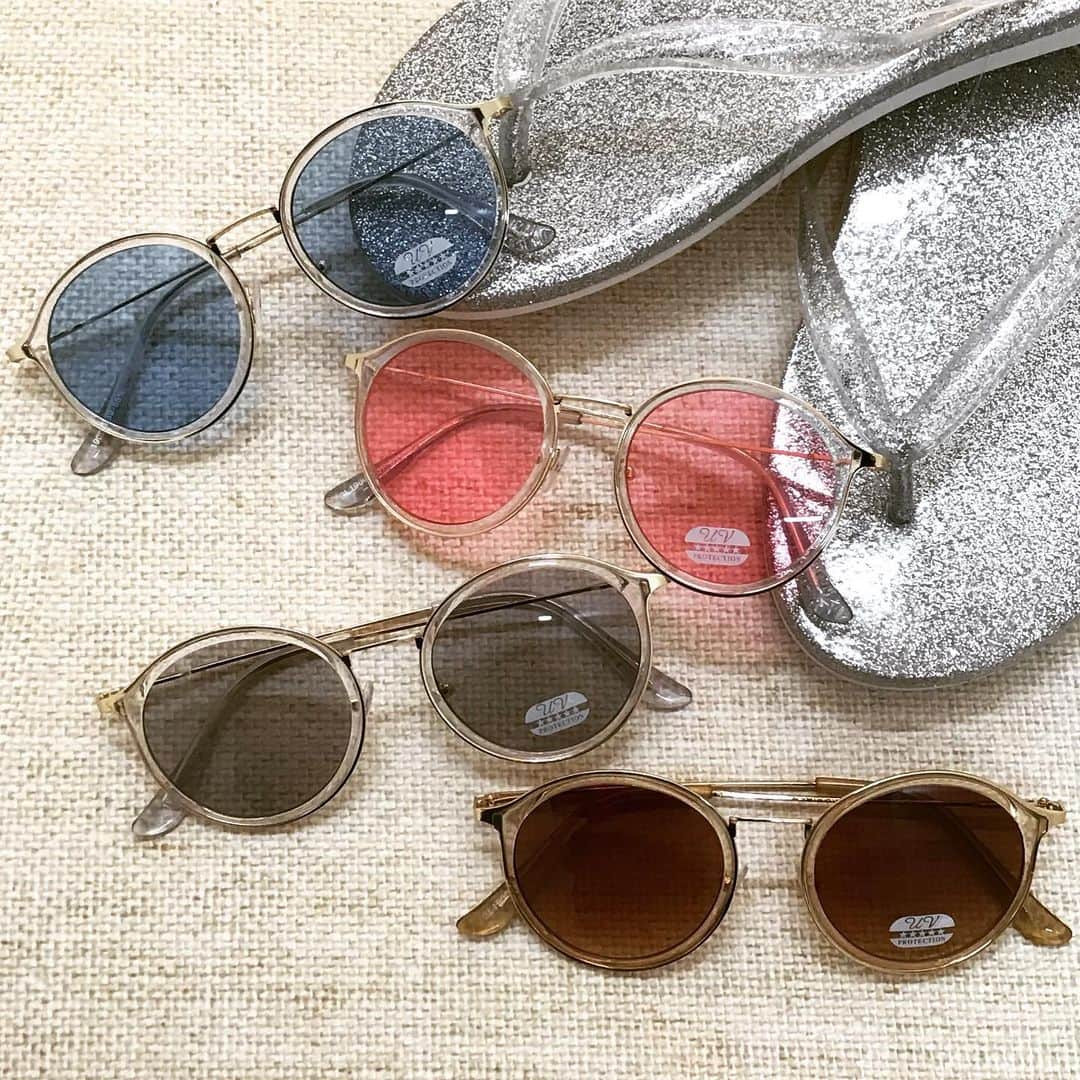 3COINS lN LUMINEさんのインスタグラム写真 - (3COINS lN LUMINEInstagram)「夏の必需品！  本日は人気のサングラスのご紹介です🕶✨ 今年流行のクリアフレーム等、種類豊富にご用意しております👍🏻 各種￥1000＋tax  #3coins  #スリーコインズ #スリコ #ルミネ大宮 #サングラス #夏 #必需品 #オシャレ」6月19日 10時40分 - 3coins.in.lumine