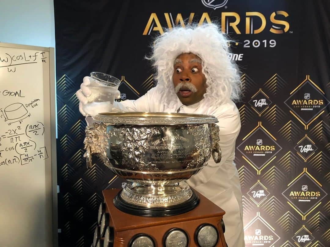 NHLさんのインスタグラム写真 - (NHLInstagram)「Dr. Gary ManBett III, Ph.D (@kenanthompson) mixing up a batch of the good stuff.  #NHLAwards Wednesday, June 19 at 8pm ET on NBCSN and Sportsnet」6月19日 10時49分 - nhl
