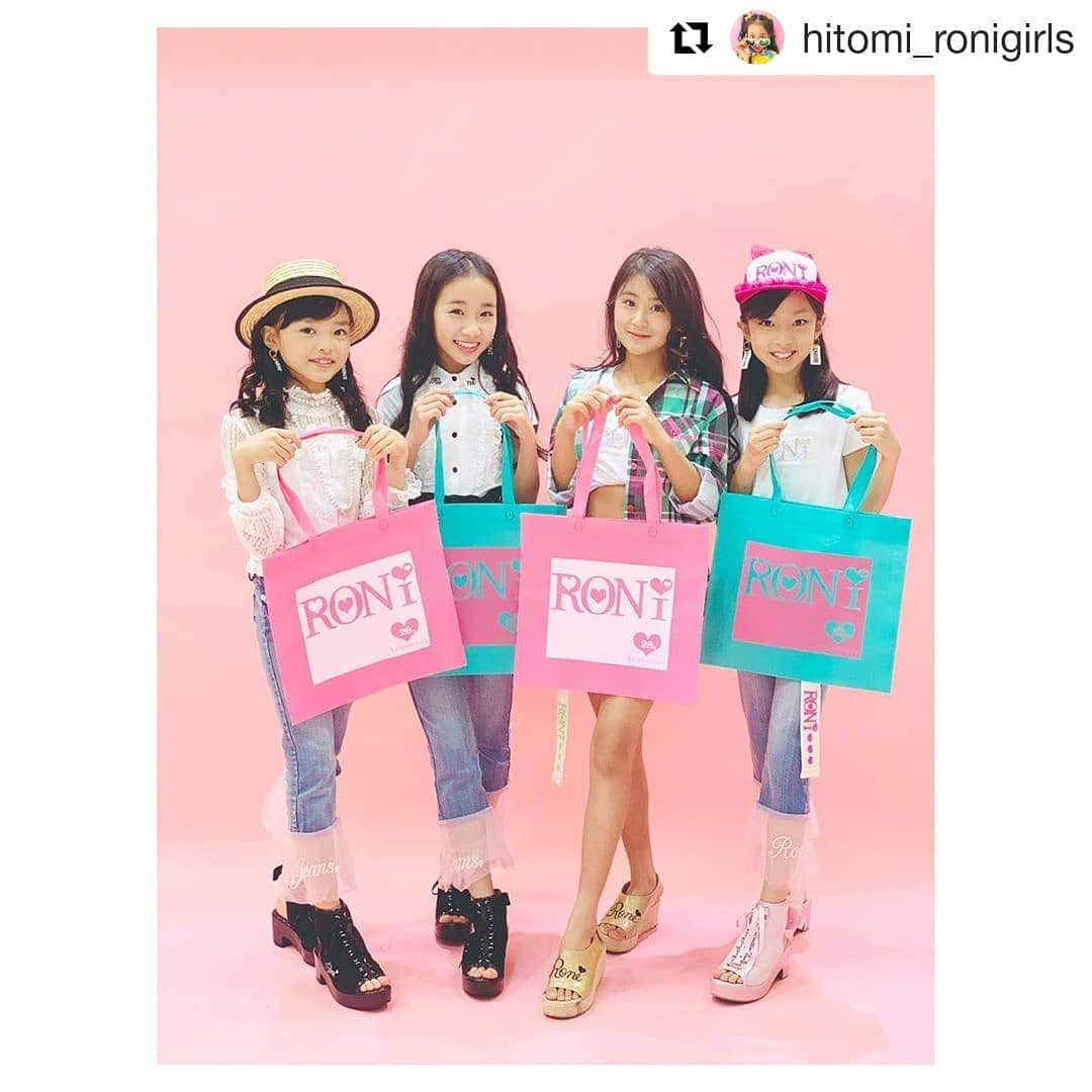 RONI WORLDさんのインスタグラム写真 - (RONI WORLDInstagram)「#Repost @hitomi_ronigirls (@get_repost) ・・・ 🎉RONI 20th Anniversary Event🎉 ❤︎ 週替わりでショッパーカラーが変わる【ウィークリーショッパーが登場🛍✨✨ 今週はこちらの2色だよ💗💚💗💚 ＠kodomoland  または店頭で発売中です♬ ぜひgetしてね🍒 ❤︎ RONIGIRLS 8th @sakura_ronigirls  @hitomi_ronigirls  @egao_ronigirls  @karen_ronigirls ❤︎ ❤︎ #RONI #ロニィ #ronigirls8期生 #キッズファッション #roni お台場店撮影会 #ウィークリーショッパー #限定ショッパー #2019春夏 #新作入荷 #roni #ronigirls #kidsfashion #kidscoodinate #ronigainsta #20th #anniversaryevent #ronigastagram #denimcollection #2019ss #ig_kids #ronigirls8th #kidsmodel #juniormodel #dancers #models #check #followme」6月19日 10時49分 - roni62insta