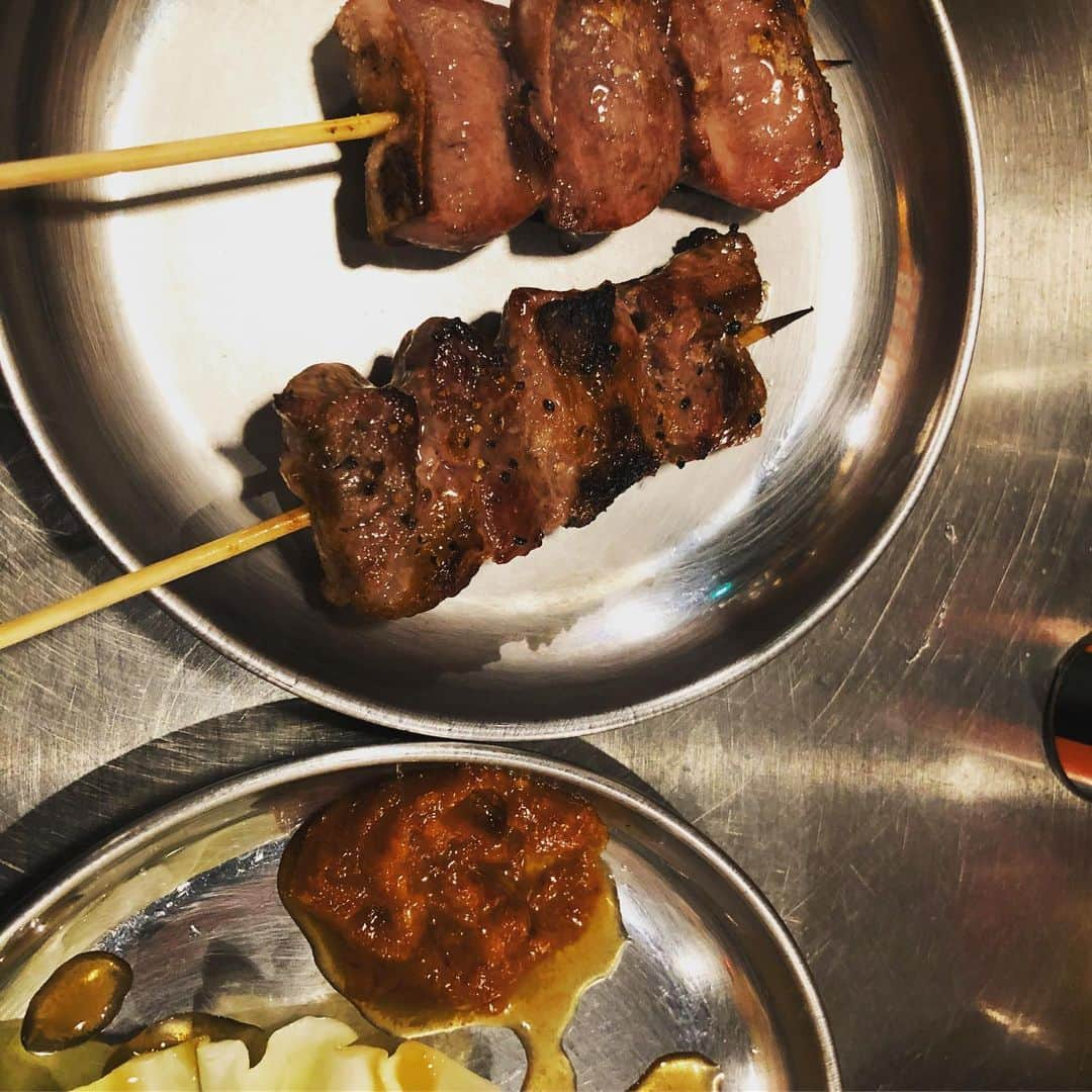 国生さゆりさんのインスタグラム写真 - (国生さゆりInstagram)「カウンターで一人焼き鳥🍺✨ 気楽さとざわざわ感が心地いい#焼き鳥 #カウンター #国生さゆり」6月19日 10時43分 - sayurikokusho