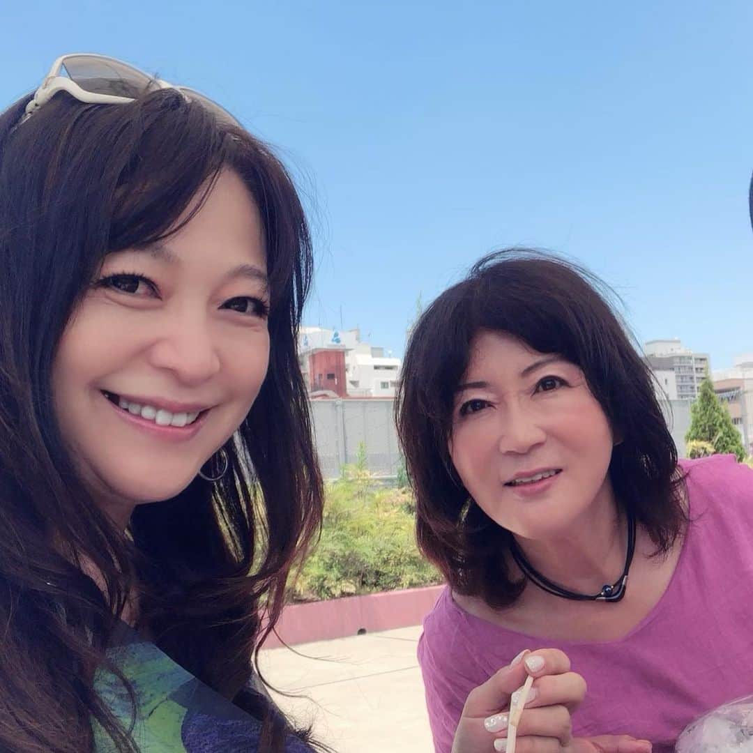 原めぐみさんのインスタグラム写真 - (原めぐみInstagram)「（原めぐみオフィシャル）6pcs  photos﻿ 皆様、おはようございます(^^)ノ﻿ 一昨日は観劇で築地、昨日はランチで築地^ ^﻿ 8月の舞台も築地。近頃、私、築地ずいてる⁉️（╹◡╹）💕 超新鮮でまだ動いてるアワビに生牡蠣 、ヤリイカ 。。市場で買って直ぐに食べるから美味しい‼️しかもお値段も安い‼️歩く料理人の大岡さんのアテンドに大感謝❣️ ﻿ ﻿ #原めぐみ ﻿﻿ #ランチ﻿﻿ #ランチ会﻿﻿ #築地市場﻿﻿ #﻿築地魚河岸﻿﻿ #鮮魚﻿﻿ #美味しい魚﻿﻿ #アワビ﻿﻿ #ヤリイカ﻿﻿ #生牡蠣 ﻿﻿ #actoress﻿﻿﻿﻿ #singer ﻿﻿﻿﻿﻿﻿ #japanesesinger ﻿﻿﻿﻿﻿ #japaneseactor﻿﻿﻿﻿ #megumihara﻿﻿﻿﻿﻿ #インフルエンサー ﻿﻿﻿﻿﻿ #インスタ映え ﻿﻿﻿﻿﻿ #インスタグラマー ﻿﻿﻿﻿﻿ #いいねありがとう ﻿﻿﻿﻿﻿ #フォロー ﻿﻿﻿﻿﻿ @meguming.h」6月19日 10時46分 - meguming.h