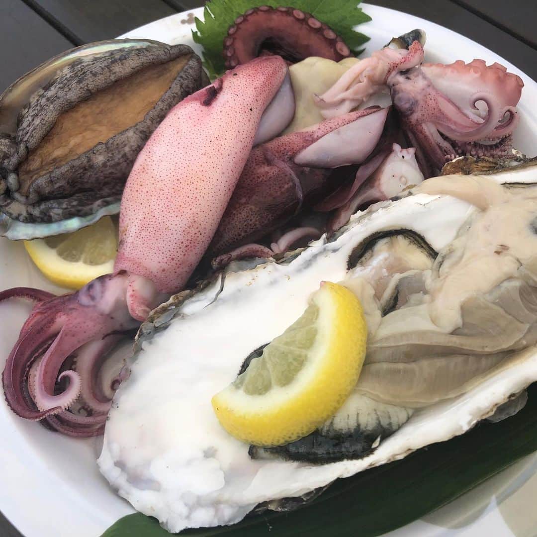原めぐみさんのインスタグラム写真 - (原めぐみInstagram)「（原めぐみオフィシャル）6pcs  photos﻿ 皆様、おはようございます(^^)ノ﻿ 一昨日は観劇で築地、昨日はランチで築地^ ^﻿ 8月の舞台も築地。近頃、私、築地ずいてる⁉️（╹◡╹）💕 超新鮮でまだ動いてるアワビに生牡蠣 、ヤリイカ 。。市場で買って直ぐに食べるから美味しい‼️しかもお値段も安い‼️歩く料理人の大岡さんのアテンドに大感謝❣️ ﻿ ﻿ #原めぐみ ﻿﻿ #ランチ﻿﻿ #ランチ会﻿﻿ #築地市場﻿﻿ #﻿築地魚河岸﻿﻿ #鮮魚﻿﻿ #美味しい魚﻿﻿ #アワビ﻿﻿ #ヤリイカ﻿﻿ #生牡蠣 ﻿﻿ #actoress﻿﻿﻿﻿ #singer ﻿﻿﻿﻿﻿﻿ #japanesesinger ﻿﻿﻿﻿﻿ #japaneseactor﻿﻿﻿﻿ #megumihara﻿﻿﻿﻿﻿ #インフルエンサー ﻿﻿﻿﻿﻿ #インスタ映え ﻿﻿﻿﻿﻿ #インスタグラマー ﻿﻿﻿﻿﻿ #いいねありがとう ﻿﻿﻿﻿﻿ #フォロー ﻿﻿﻿﻿﻿ @meguming.h」6月19日 10時46分 - meguming.h