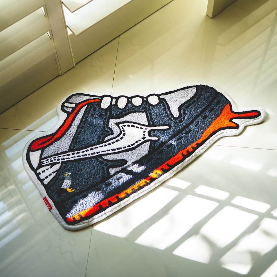 HYPEBEASTさんのインスタグラム写真 - (HYPEBEASTInstagram)「@hypebeastkicks: @copaze has turned @jeffstaple’s “Pigeon” @nike SB Dunk into a giant terry-cloth rug. The model also takes on a smaller form as a car fresher. The design of it stays true to the original, featuring the same grey, white and red colorway throughout, and the signature pigeon emblazoned on the lateral heel portion. Cop one now over at Copaze’s online store.  Photo: Copaze」6月19日 10時53分 - hypebeast