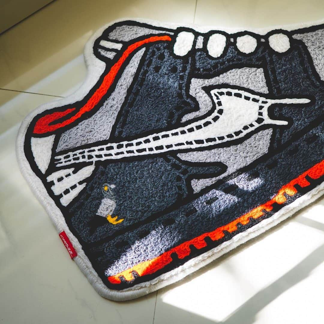 HYPEBEASTさんのインスタグラム写真 - (HYPEBEASTInstagram)「@hypebeastkicks: @copaze has turned @jeffstaple’s “Pigeon” @nike SB Dunk into a giant terry-cloth rug. The model also takes on a smaller form as a car fresher. The design of it stays true to the original, featuring the same grey, white and red colorway throughout, and the signature pigeon emblazoned on the lateral heel portion. Cop one now over at Copaze’s online store.  Photo: Copaze」6月19日 10時53分 - hypebeast