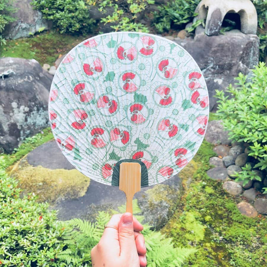 中川政七商店さんのインスタグラム写真 - (中川政七商店Instagram)「金鳥の夏、日本の夏ー。  ここ数日、心なしか蚊に刺される回数が増えたような気がします。 「蚊柱立てば雨」という諺があるように、雨が降った前後には蚊が活発になるのだそう。ちょっと気が滅入ります。 もっと楽しく蚊避けができたら、きっと蚊のことも毛嫌いしないかもしれない... ． この夏、「蚊」取り線香の金鳥と「蚊」帳生地のふきんを作る中川政七商店がコラボレーションした蚊避けアイテムなら、ノスタルジーな気分に浸りながら楽しく過ごせそうです。 「初めての金鳥の渦巻」は、蚊取り線香初心者の方でも使える、線香皿として使える蓋・缶入りマッチ・ハンカチが付いたセット。 おなじみの鶏を全面に配した九谷焼の小皿や蚊帳生地のうちわ、ふきんも一緒に並べれば、きっとこの夏、蚊も怖くないはず。 ------ KINCHO summer, Japanese summerー. Recently I feel like got bit by a mosquito. It seems that mosquitoes become active before and after the rain.  If I can prevent mosquitoes more fun, I`ll not hate mosquitoes... ------ . #中川政七商店  #暮らしの道具  #昭和レトロ #蚊取り線香 #金鳥 #キンチョー」6月19日 10時53分 - nakagawamasa7