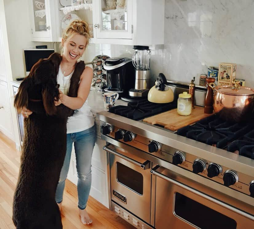 タラ・リピンスキーさんのインスタグラム写真 - (タラ・リピンスキーInstagram)「My big boy just needs a hug sometimes. Some people may say Dublin isn’t the best trained (they may be right🤷🏼‍♀️🤦🏼‍♀️ ) but I say “If you’re uncomfortable around my dog, I’m happy to lock you in the other room when you come over” #dogmama #flatcoatedretrievers #flattie #bigpersonality」6月19日 10時54分 - taralipinski