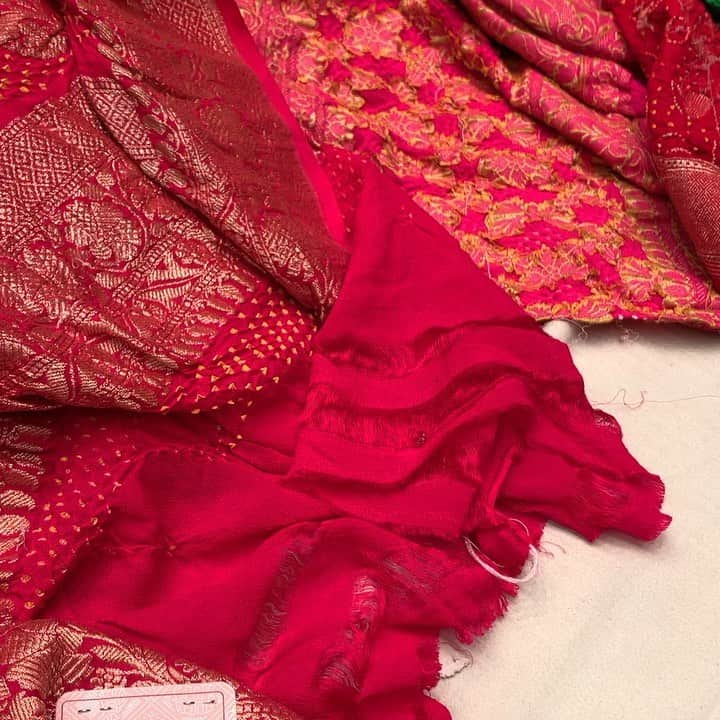 のインスタグラム：「Silk Bandani scarves..this beautiful fabric is made by one particular-family for over 100 years. All made by hand in vibrant Pure Silk, 24k gold or the best silver.  The craftsmanship is unparallel. Tradition and heritage is to be saved at all cost. I am in love with the colors and the craftsmanship of these scarves. Can’t wait to gift them to my friends #bandani #saree #banarasi #shockingpink #india」